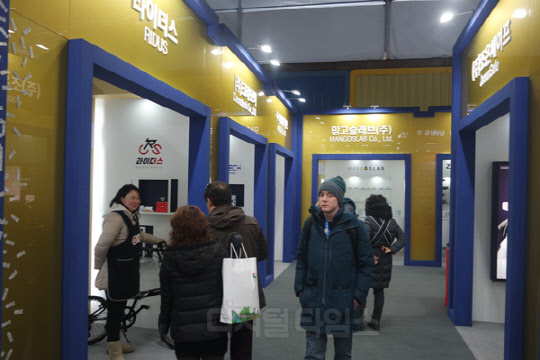 평창 횡계리 페스티벌파크를 찾은 방문객들이 강원상품관 내 중소기업유통센터가 운영 중인 명품관을 둘러보고 있다. 사진=박종진기자